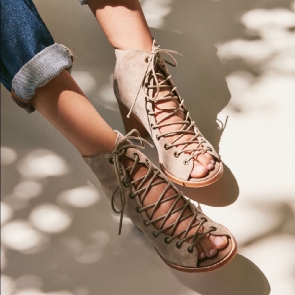 Jeffrey Campbell Cors Lace Up Ankle Boots Size 7.5 Heels Taupe Suede Boho